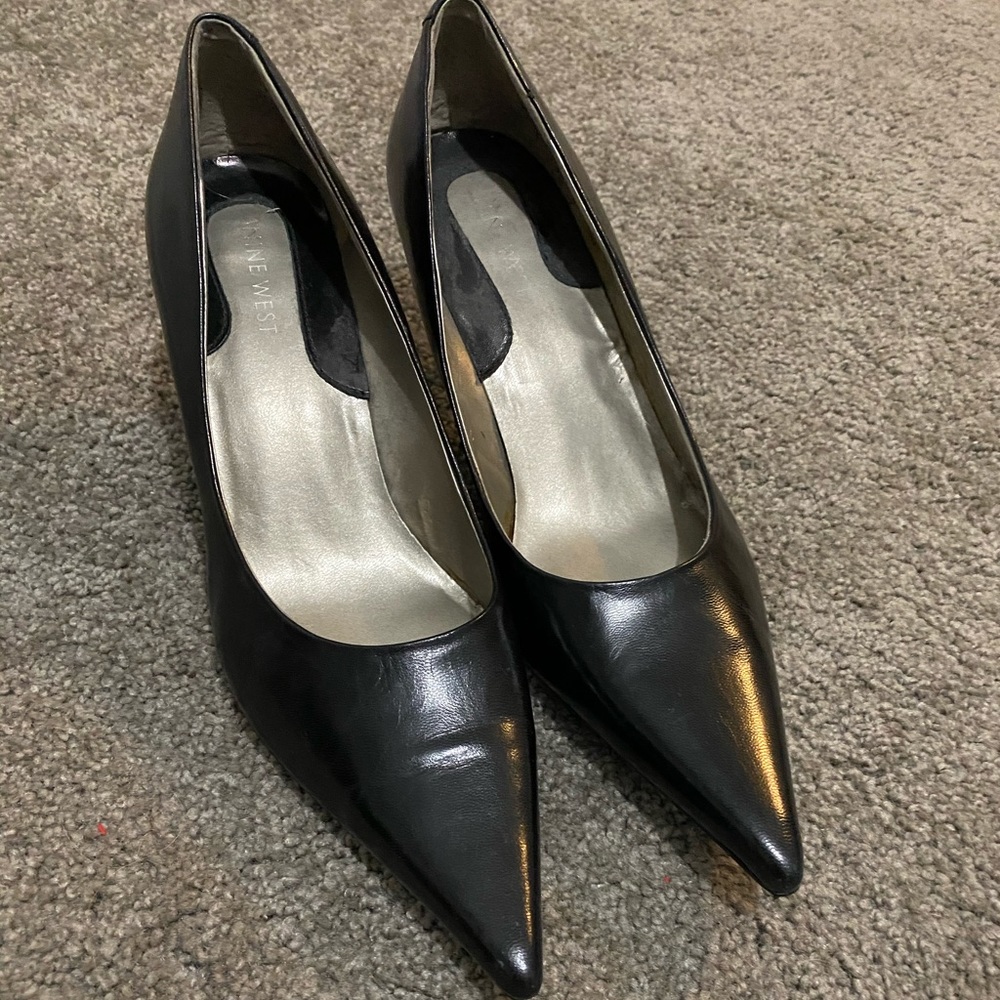 Nine West black pump size 8 excellent condition
